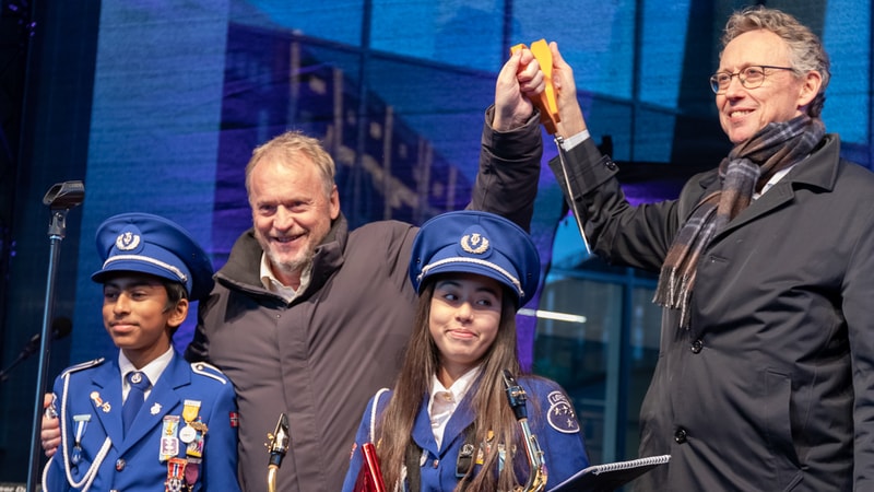 Fra åpningsfesten. Byrådsleder Raymond Johansen, styreleder i OPF Jørund Vandvik og to representanter fra Løren og Refstad skoles musikkorps.