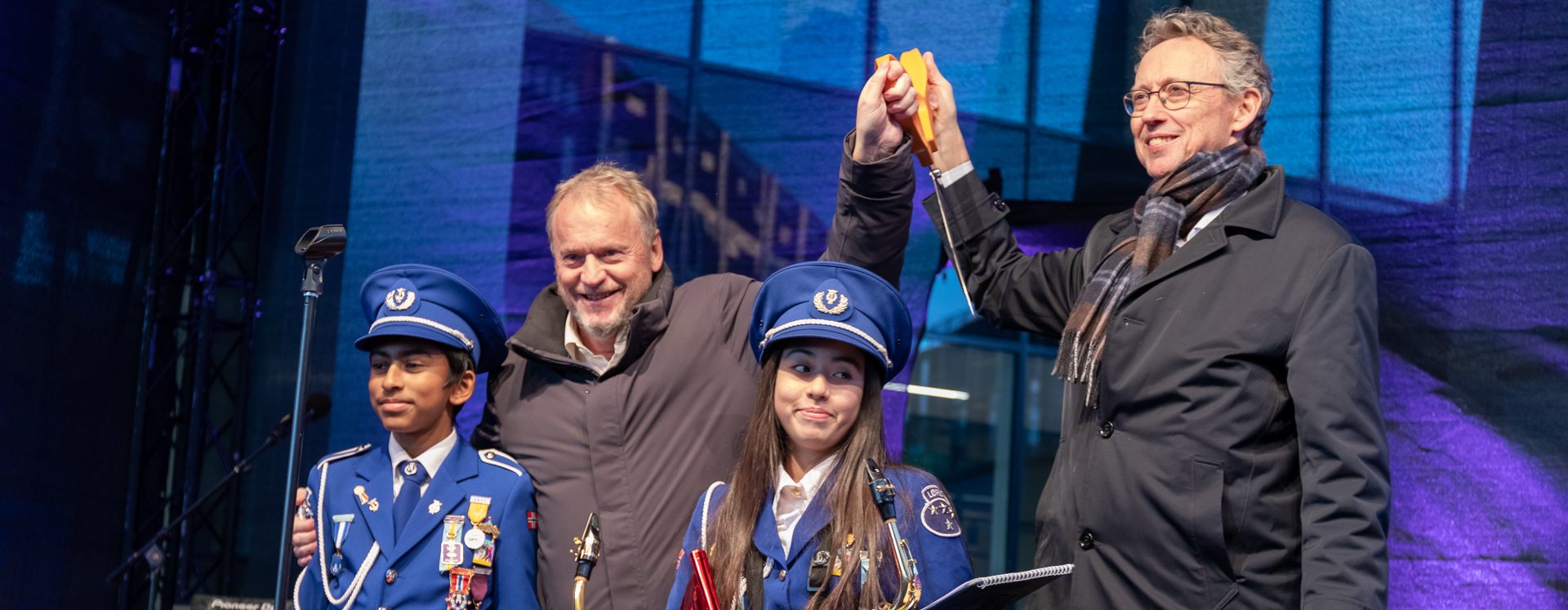 Fra åpningsfesten. Byrådsleder Raymond Johansen, styreleder i OPF Jørund Vandvik og to representanter fra Løren og Refstad skoles musikkorps.