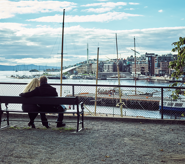 Par på benk som ser utover Oslofjorden.