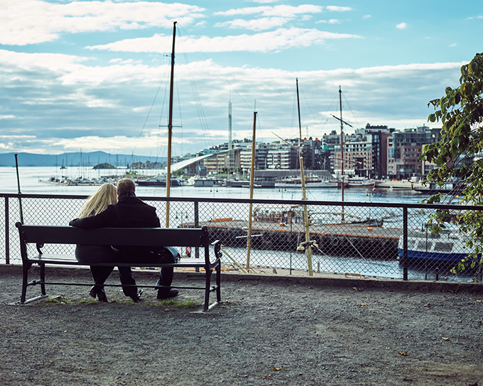 Par på benk som ser utover Oslofjorden.